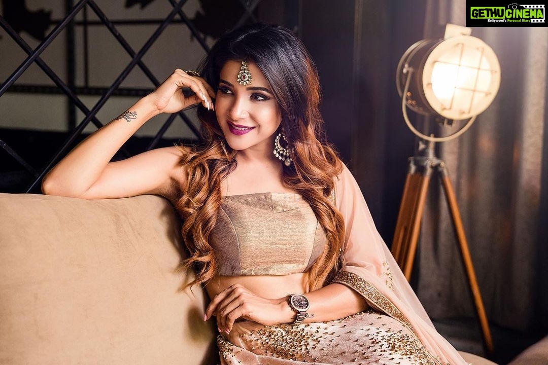 Sakshi Agarwal Instagram - Pay close attention to people who don’t clap when you win🔥 Some people will just not support you coz they are afraid of what you might become, yet claim you to be the only one😂 . @perfektmakeover @vijayanthirajeswar @thelightweaver393 . #biggboss #biggbosstamil #biggbosstamil #vijaytelevision #lehenga #traditional #bridal #darklipstick #gold #shimmer The Slate Hotels