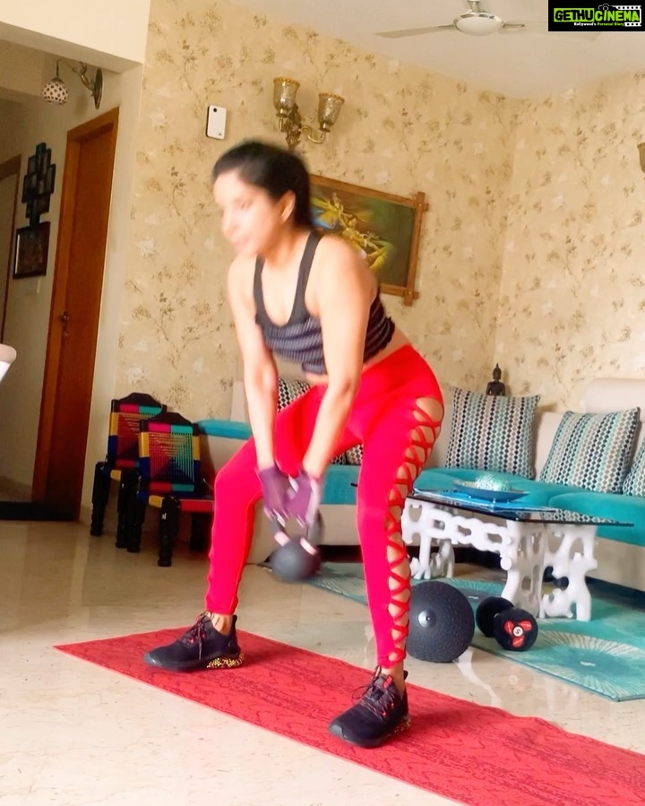 Sakshi Agarwal Instagram - Just awesome workout for a hard core burnš„š„š„ . The first workout is super tough to balance! My first try, soon will do 15 dips without breakā¤ļø The rest of the routine is awesome full body workout . #fitfam #core #hiit #abs #shoulder #instafit #fitness #fitnessmotivation #workout #sakshiagarwal #burn #bodyfat Chennai, India