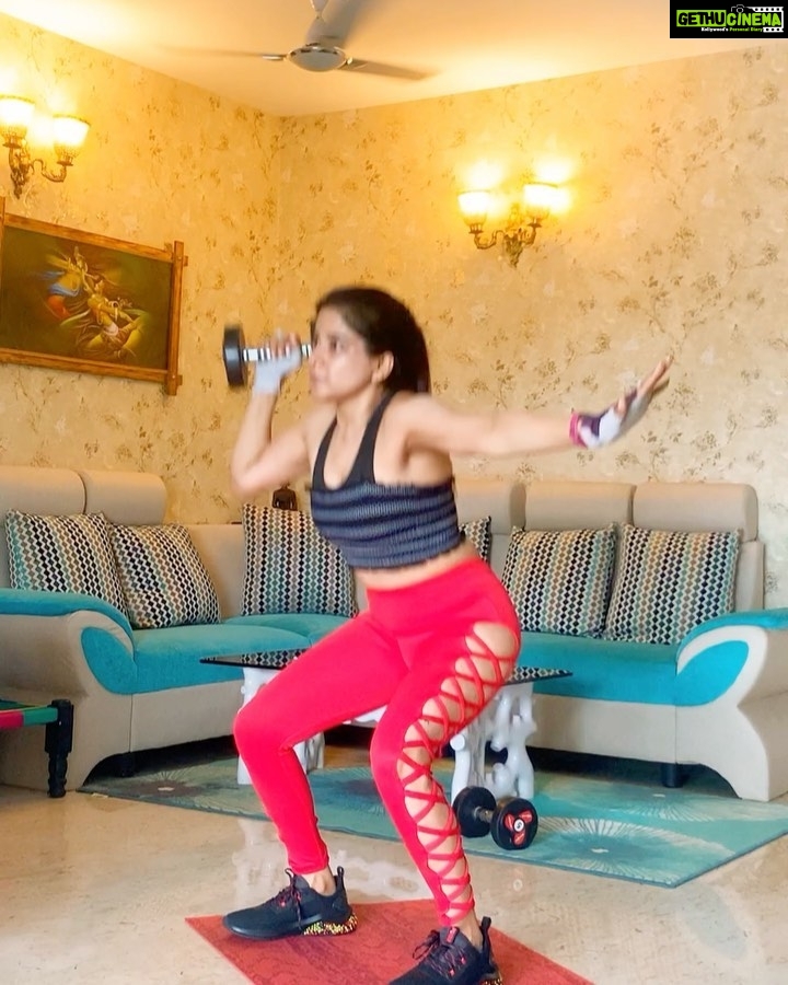 Sakshi Agarwal Instagram - Just awesome workout for a hard core burnš„š„š„ . The first workout is super tough to balance! My first try, soon will do 15 dips without breakā¤ļø The rest of the routine is awesome full body workout . #fitfam #core #hiit #abs #shoulder #instafit #fitness #fitnessmotivation #workout #sakshiagarwal #burn #bodyfat Chennai, India