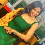 Sakshi Agarwal Instagram – After ages , I stepped out for an interview🥰🥰
A fun interview coming up soon on tv😍😍
Thank you @swaadh @artistrybyshanu @hairytale_by_komal for giving me this look😍
@suntv @indiranpandiyan
#suntv #kollywood #tv #interview #traditional #ethnic #green #floraldupatta #jhumkas