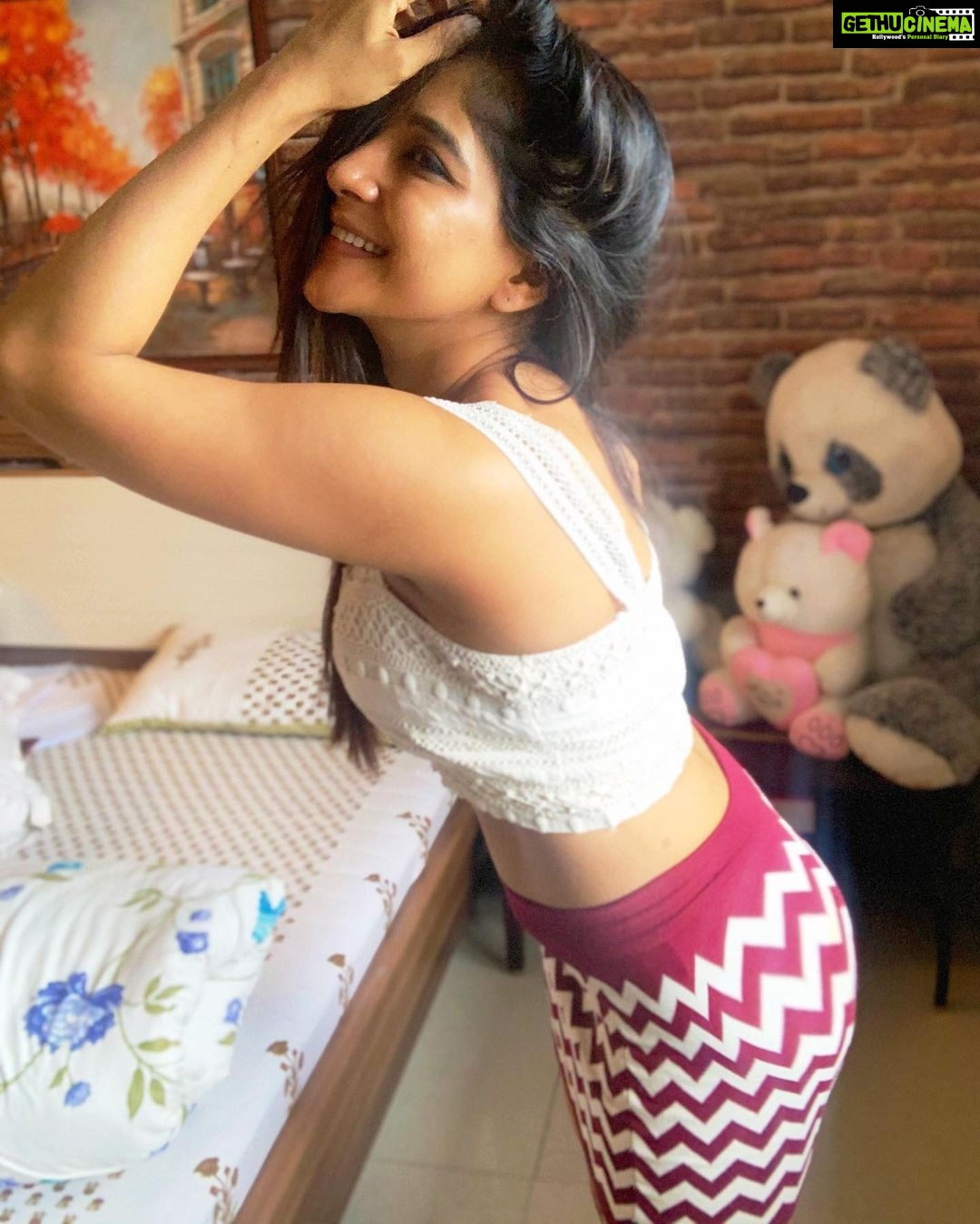 Sakshi Agarwal Instagram - Great to see so many people take inspiration from me , but Instagram is not a race , Lets have our own Magic , Coz thats what will set you apart from the rest If Life is boring, Then your doing it wrong❤️💫 💞💞Morning vibes💞💞 . #morningvibes #happygirlsaretheprettiest #croptop #bandageskirt #killboredom #sakshiagarwal #biggboss #biggbosstamil #biggbosstamil3 #likeforfollow #followforfollowback #instabeauty #fitnotskinny #cutesmile Chennai, India