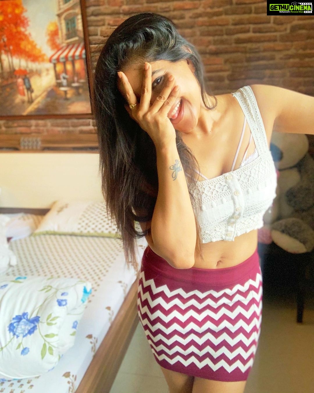 Sakshi Agarwal Instagram - Great to see so many people take inspiration from me , but Instagram is not a race , Lets have our own Magic , Coz thats what will set you apart from the rest If Life is boring, Then your doing it wrong❤️💫 💞💞Morning vibes💞💞 . #morningvibes #happygirlsaretheprettiest #croptop #bandageskirt #killboredom #sakshiagarwal #biggboss #biggbosstamil #biggbosstamil3 #likeforfollow #followforfollowback #instabeauty #fitnotskinny #cutesmile Chennai, India