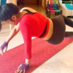 Sakshi Agarwal Instagram - Happy Monday madness with some Killer HIIT Workout Every single workout in this series is Fire and I can literally feel the Burn 🔥🔥 These moves are tough and will challenge you, but remember anything is achievable and you should just set your mind to it and never ever give up❤️❤️ Put together some combos that can challenge me and you!🙌 All of you my Champs get Prepped for this one❤️💪💪💪❤️ . Routine: Perform each of these 10 reps*3 sets. Take five minute gap between every set . Those who want to challenge themselves get only 1 minute gap🤗 1.Squat to Hold with Dumbbell Bicep Curl(5kgs each) 2.Toe touches to Thrust 3.Push-up twist with Row(2.5 kgs) 4.Half Burpee to side kick sit 5.Under switch with Reversible Table Top switch 6.Swiss ball(6kgs) Body Rock to push up . #fitfam #fitness #motivation #sakshiagarwal #workout #homeworkout #stayhome #hiitworkout #core #abs #fullbodyworkout #biggboss #biggbosstamil #biggboss3 #puma #whatiwore #squats #hardwork #nevergiveup Chennai, India