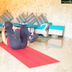Sakshi Agarwal Instagram - Happy Monday madness with some Killer HIIT Workout Every single workout in this series is Fire and I can literally feel the Burn 🔥🔥 These moves are tough and will challenge you, but remember anything is achievable and you should just set your mind to it and never ever give up❤️❤️ Put together some combos that can challenge me and you!🙌 All of you my Champs get Prepped for this one❤️💪💪💪❤️ . Routine: Perform each of these 10 reps*3 sets. Take five minute gap between every set . Those who want to challenge themselves get only 1 minute gap🤗 1.Squat to Hold with Dumbbell Bicep Curl(5kgs each) 2.Toe touches to Thrust 3.Push-up twist with Row(2.5 kgs) 4.Half Burpee to side kick sit 5.Under switch with Reversible Table Top switch 6.Swiss ball(6kgs) Body Rock to push up . #fitfam #fitness #motivation #sakshiagarwal #workout #homeworkout #stayhome #hiitworkout #core #abs #fullbodyworkout #biggboss #biggbosstamil #biggboss3 #puma #whatiwore #squats #hardwork #nevergiveup Chennai, India