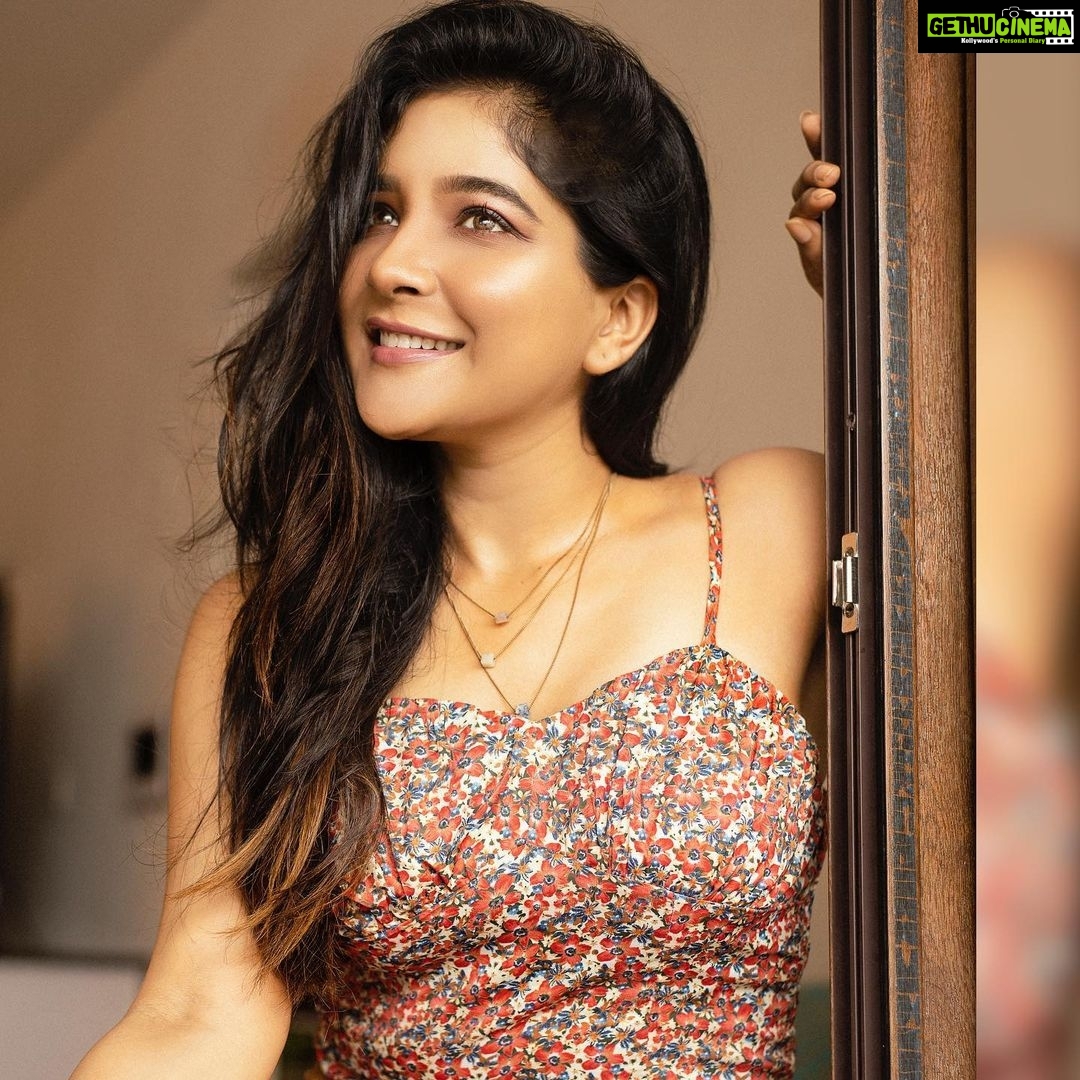 Sakshi Agarwal Instagram - Good night lovelies❤️❤️❤️ Tomorrow is a new day, new hope and new beginnings🌺 . . Click : @matt_atelier HMUA: @oasiaugustina94 #photooftheday #instagood # instapic #instadaily #swag #love #f4f #styleinspo #ootd #shoppingaddict #instastyle #kolltwood #biggboss #biggbosstamil #biggbosstamil3 #sakshiagarwal Chennai, India