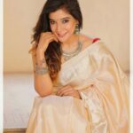 Sakshi Agarwal Instagram - When someone imitates you, consider it the sincerest form of flattery😍😝😊 . Good night my dear Family🥰 . @maheshwarun.photography @priyaregan_84 @mabia_mb . #saree #traditional #jhumkas #ethnic #loveforsarees #indian #silk #silver #sareefashion #instadaily #instagood #biggboss #biggbosstamil #sakshiagarwal Chennai, India