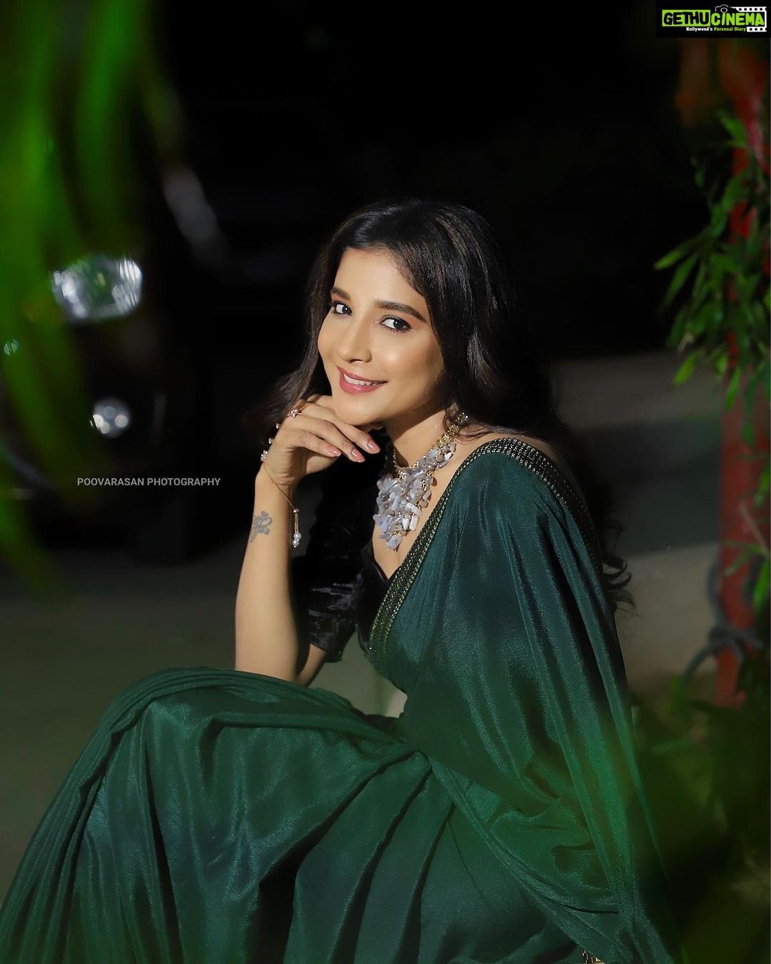 Sakshi Agarwal Instagram - Her courage was her crown and she wore it like a queen❤️ . @labelswarupa @preethiartistry @poovarasanphotography . #awardshow #saree #royalgreensaree #kollywood #sakshiagarwal #biggboss #regallife Chennai, India