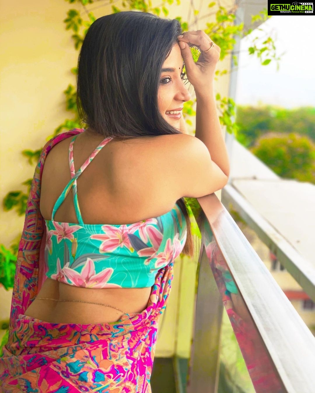 Sakshi Agarwal Instagram - When I look back on my life, I can see the pain I have endured,the mistakes I have made and the hard times I have suffered! When I look in the mirror, i see how strong I have become, the lessons I have learned and most importantly how Proud I am of who I am today❤️💞🥰✨ . . . . #traditional #saree #ethnic #loveyourself #indian #prettysaree #feelinggood #happy #smile #positivevibes #sakshiagarwal #stayhome #biggboss #biggbosstamil #instadaily Chennai, India