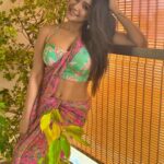 Sakshi Agarwal Instagram - Let your Heart shine through your Smile✨💫🥰 . This Saree was gifted by my dad to my mom when I was in school and is very special to me with really good memories💞 . . . #traditional #saree #ethnic #loveyourself #indian #prettysaree #feelinggood #happy #smile #positivevibes #sakshiagarwal #stayhome Chennai, India