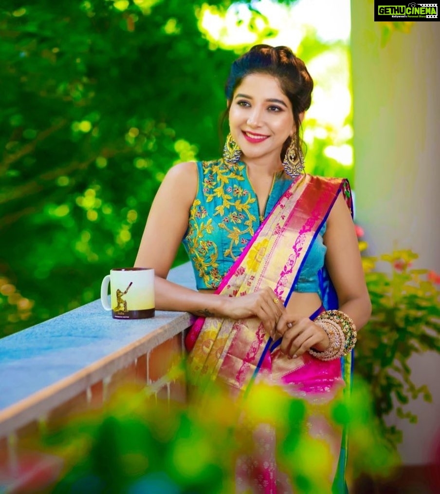 Sakshi Agarwal Instagram - Saree is not just a garment! Its a Power,An Identity , A Language💞💞 . #Pattushastra #Malaysia Ad shoot💞💞 🌸 . . . . . . . . Accesories by @rimliboutique , designer blouses by @ishithaa_design_house , make up by @beautybeginsbyleimi , pic by : @redboxphotography . #saree #traditional #ethnic #biggbosstamil #biggboss3 #biggboss #sakshiagarwal #jhumkas #instadaily #elegance #loveyourself Miththam