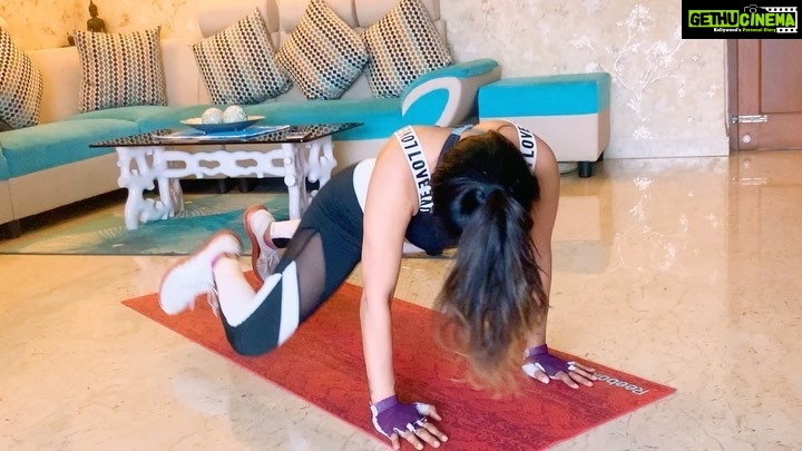 Sakshi Agarwal Instagram - Be stronger than your strongest excuse! No matter what , your Workout for 1Hour is your Priority❤️😍🥰🔥 . Routine: Swipe for all the routines: 1.Spider climbers with dumbell row to T press 2.Dumbell half jump burpees 3. High plank spider side crunches with reverse leg lift 4. Alternate half Kick sit 5. hip raise with ball hold 6. Flutter + alt reverse leg pull in 7. Ball sit ups 8. plank crunches with side reach . #fitfam #homeworkout #fitness #motivation #workout #fitnessjourney #whatiwore #black #core #abs #hiit #stayhome #stayfit #noexcuses #sakshiagarwal Chennai, India