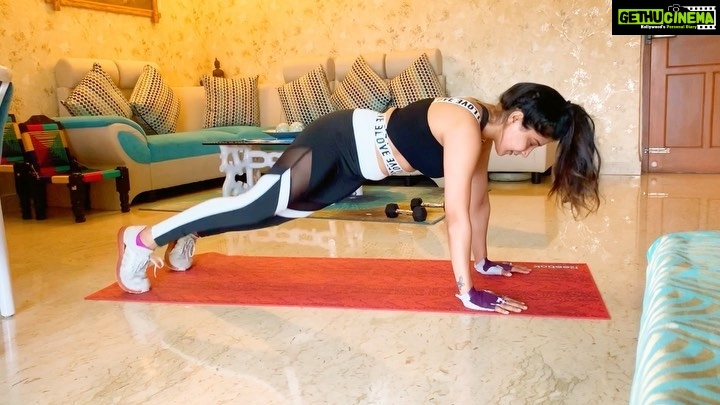 Sakshi Agarwal Instagram - Be stronger than your strongest excuse! No matter what , your Workout for 1Hour is your Priority❤️😍🥰🔥 . Routine: Swipe for all the routines: 1.Spider climbers with dumbell row to T press 2.Dumbell half jump burpees 3. High plank spider side crunches with reverse leg lift 4. Alternate half Kick sit 5. hip raise with ball hold 6. Flutter + alt reverse leg pull in 7. Ball sit ups 8. plank crunches with side reach . #fitfam #homeworkout #fitness #motivation #workout #fitnessjourney #whatiwore #black #core #abs #hiit #stayhome #stayfit #noexcuses #sakshiagarwal Chennai, India