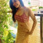 Sakshi Agarwal Instagram - A round of applause for all those idiots whom I have blocked on my instagram , but still create new pages and continue stalking me and criticizing me😂 . I understand you have nothing to gossip right now, and looks like I am the only interesting topic in your life, but my small advice -Go get A life😝😛😂😂 . Stop trying to insert yourself in parts of my life you dont exist and tell your army to stop trying to create sympathy by creating fake fan pages in my name, and trying to troll yourself to gain public sympathy! Dude, move on- BiggBoss is over long back🙄just becoz u have nothing to criticize me for, you guys will create things on ur own😅 . You can try how much you want, I wont budge from what I am doing ,that is Awesomeness in my life🔥 . My real fans and followers and my real insta family is my strength❤️ . My parents have taught me kindness and generosity in giving 🙏 #sixpack #abs #homeworkout #sculpted #awesome #sareelove #saree #sakshiagarwal #sakshiarmy #sakshifans Chennai, India