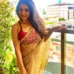Sakshi Agarwal Instagram - A round of applause for all those idiots whom I have blocked on my instagram , but still create new pages and continue stalking me and criticizing me😂 . I understand you have nothing to gossip right now, and looks like I am the only interesting topic in your life, but my small advice -Go get A life😝😛😂😂 . Stop trying to insert yourself in parts of my life you dont exist and tell your army to stop trying to create sympathy by creating fake fan pages in my name, and trying to troll yourself to gain public sympathy! Dude, move on- BiggBoss is over long back🙄just becoz u have nothing to criticize me for, you guys will create things on ur own😅 . You can try how much you want, I wont budge from what I am doing ,that is Awesomeness in my life🔥 . My real fans and followers and my real insta family is my strength❤️ . My parents have taught me kindness and generosity in giving 🙏 #sixpack #abs #homeworkout #sculpted #awesome #sareelove #saree #sakshiagarwal #sakshiarmy #sakshifans Chennai, India