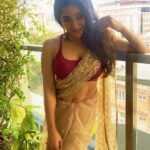 Sakshi Agarwal Instagram - A round of applause for all those idiots whom I have blocked on my instagram , but still create new pages and continue stalking me and criticizing me😂 . I understand you have nothing to gossip right now, and looks like I am the only interesting topic in your life, but my small advice -Go get A life😝😛😂😂 . Stop trying to insert yourself in parts of my life you dont exist and tell your army to stop trying to create sympathy by creating fake fan pages in my name, and trying to troll yourself to gain public sympathy! Dude, move on- BiggBoss is over long back🙄just becoz u have nothing to criticize me for, you guys will create things on ur own😅 . You can try how much you want, I wont budge from what I am doing ,that is Awesomeness in my life🔥 . My real fans and followers and my real insta family is my strength❤️ . My parents have taught me kindness and generosity in giving 🙏 #sixpack #abs #homeworkout #sculpted #awesome #sareelove #saree #sakshiagarwal #sakshiarmy #sakshifans Chennai, India