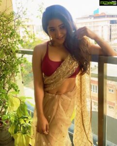 Sakshi Agarwal Instagram - A round of applause for all those idiots whom I have blocked on my instagram , but still create new pages and continue stalking me and criticizing me😂 . I understand you have nothing to gossip right now, and looks like I am the only interesting topic in your life, but my small advice -Go get A life😝😛😂😂 . Stop trying to insert yourself in parts of my life you dont exist and tell your army to stop trying to create sympathy by creating fake fan pages in my name, and trying to troll yourself to gain public sympathy! Dude, move on- BiggBoss is over long back🙄just becoz u have nothing to criticize me for, you guys will create things on ur own😅 . You can try how much you want, I wont budge from what I am doing ,that is Awesomeness in my life🔥 . My real fans and followers and my real insta family is my strength❤️ . My parents have taught me kindness and generosity in giving 🙏 #sixpack #abs #homeworkout #sculpted #awesome #sareelove #saree #sakshiagarwal #sakshiarmy #sakshifans Chennai, India