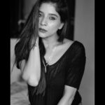 Sakshi Agarwal Instagram - Blossoming into a badass woman with more faith than fear✨ . @the.portrait.culture @sat_narain @prayaga_artistry @tisisnaveen . #monochrome #blackandwhitephotography #potraits #sakshiagarwal #biggboss #sakshiagarwalcandid #kollywood #actress #actorslife #potraitshoot #homephotoshoot Chennai, India