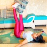 Sakshi Agarwal Instagram - Sunday Special🔥 New Awesome abs/booty/ shoulder workout using Pillow at home 🏡 ! Some of these are really tough, so breathe well when you do it. 💪 . Starving yourself and loosing weight is different and working out to get fit is different! Its all about physical strength💪🔥 . 1) Russian Twist with different levels 2)Windshield Wipers( can really feel ur abs) 3)Alternating side- leg taps 4)Hollow body compression with straight legs 5)Laying leg raise- pike up 6) awesome booty workout 7)Shoulders . Its not how much you lift but how you lift, so your brain- muscle- breathing connection is very important💞💫✨ . Try these you will surely thank me later🥰💪 . #fitfam #workout #motivation #fitnessjourney #fitness #instaworkout #pillow #abs #shoulder #booty #sakshiagarwal #nevergiveup #addiction #toningworkout