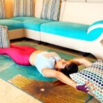 Sakshi Agarwal Instagram - Sunday Special🔥 New Awesome abs/booty/ shoulder workout using Pillow at home 🏡 ! Some of these are really tough, so breathe well when you do it. 💪 . Starving yourself and loosing weight is different and working out to get fit is different! Its all about physical strength💪🔥 . 1) Russian Twist with different levels 2)Windshield Wipers( can really feel ur abs) 3)Alternating side- leg taps 4)Hollow body compression with straight legs 5)Laying leg raise- pike up 6) awesome booty workout 7)Shoulders . Its not how much you lift but how you lift, so your brain- muscle- breathing connection is very important💞💫✨ . Try these you will surely thank me later🥰💪 . #fitfam #workout #motivation #fitnessjourney #fitness #instaworkout #pillow #abs #shoulder #booty #sakshiagarwal #nevergiveup #addiction #toningworkout