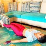 Sakshi Agarwal Instagram - Sunday Special🔥 New Awesome abs/booty/ shoulder workout using Pillow at home 🏡 ! Some of these are really tough, so breathe well when you do it. 💪 . Starving yourself and loosing weight is different and working out to get fit is different! Its all about physical strength💪🔥 . 1) Russian Twist with different levels 2)Windshield Wipers( can really feel ur abs) 3)Alternating side- leg taps 4)Hollow body compression with straight legs 5)Laying leg raise- pike up 6) awesome booty workout 7)Shoulders . Its not how much you lift but how you lift, so your brain- muscle- breathing connection is very important💞💫✨ . Try these you will surely thank me later🥰💪 . #fitfam #workout #motivation #fitnessjourney #fitness #instaworkout #pillow #abs #shoulder #booty #sakshiagarwal #nevergiveup #addiction #toningworkout