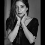 Sakshi Agarwal Instagram - Blossoming into a badass woman with more faith than fear✨ . @the.portrait.culture @sat_narain @prayaga_artistry @tisisnaveen . #monochrome #blackandwhitephotography #potraits #sakshiagarwal #biggboss #sakshiagarwalcandid #kollywood #actress #actorslife #potraitshoot #homephotoshoot Chennai, India