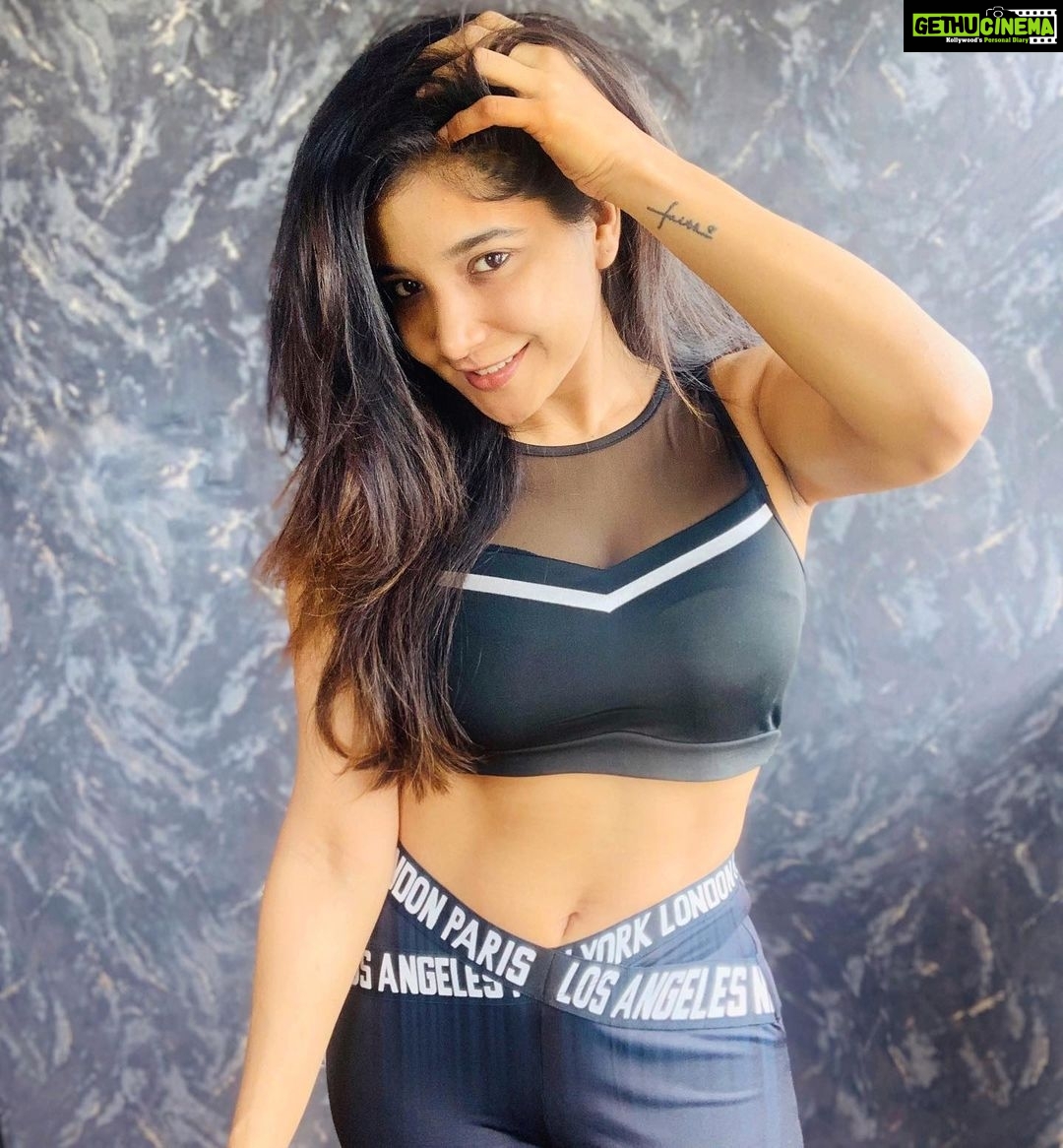 Sakshi Agarwal Instagram - A little progress each day adds upto big results🔥❤️ The harder you work for it, the greater you’ll feel when You achieve it😍💥 . #workout #motivation #fitness #goals #feelinggood #workharder . Wallpaper by : @structured.living Chennai, India