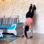 Sakshi Agarwal Instagram - Its a very simple workout. All you need is the mindset to want to do it😍🔥 . Since many of you asked for the perfect workout for abs/core . Workout Routine: 1.High plank Floor crawling/ foot step up on wall 2.High plank with alternative toe touch on floor 3.Up down shoulder tap with foot in wall 4.One foot Glute bridge 5.High plank walk with wall 6. Half kneel down rowing on sofa . #workout #workoutmotivation #workoutroutine #quarantine #stayhome #fitness #core #sakshiagarwal #workoutwithsakshi #fitnessjourney