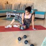 Sakshi Agarwal Instagram - Everyone works hard when they feel like it! Only the best work hard even when they don’t feel like it 🔥 . Lets hustle that muscle🥰😍🔥 . Workout routine: Body strengthening and challenge your co-ordination Ten of each / each side( continue the whole workout- thrice) 1: Half sit-up with cross toe reach(core) 2: Shoulder tap to half squat tap combo(core) 3: Pillow sit-ups . #sakshiagarwal #fitness #workout #trx #trxworkout #abs #shoulderworkout #feelstrong #Stayhome #Stayfit #core #Quarantine #workoutroutine #trxtraining #lockdown . Trained by : @naresh_20aesthetic #workoutwithsakshi Chennai, India