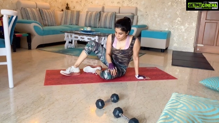 Sakshi Agarwal Instagram - Everyone works hard when they feel like it! Only the best work hard even when they don’t feel like it 🔥 . Lets hustle that muscle🥰😍🔥 . Workout routine: Body strengthening and challenge your co-ordination Ten of each / each side( continue the whole workout- thrice) 1: Half sit-up with cross toe reach(core) 2: Shoulder tap to half squat tap combo(core) 3: Pillow sit-ups . #sakshiagarwal #fitness #workout #trx #trxworkout #abs #shoulderworkout #feelstrong #Stayhome #Stayfit #core #Quarantine #workoutroutine #trxtraining #lockdown . Trained by : @naresh_20aesthetic #workoutwithsakshi Chennai, India