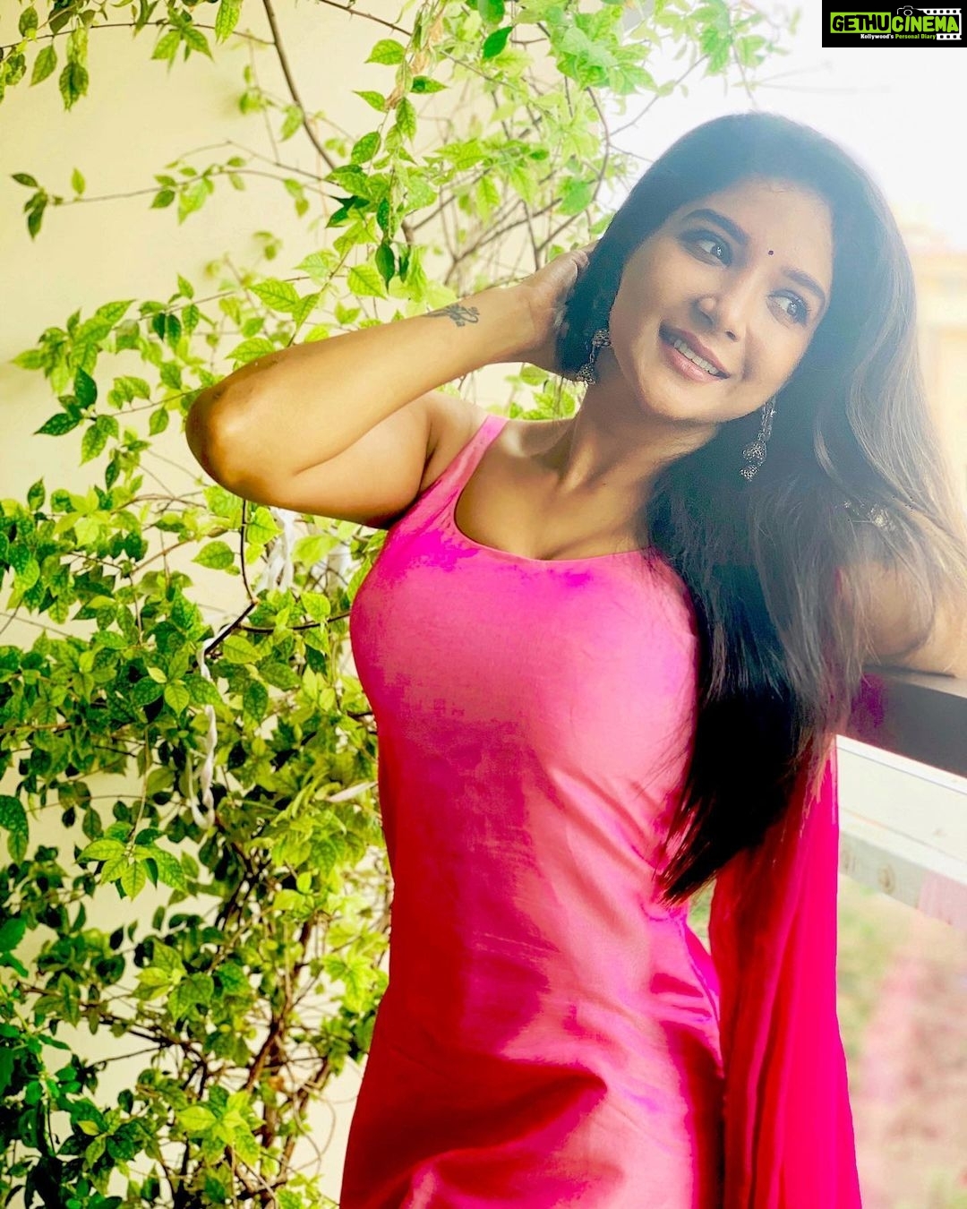 Sakshi Agarwal Instagram - The secret to happiness is not do what makes you happy, It’s to be happy during what you are already doing💓💞 . #quarantine #lockdown #stayhome #stayhappy #kollywood #mollywood #biggboss #biggbosstamil #instadaily #morningvibes #sakshiagarwal #traditional #ethnic #instamood Chennai, India
