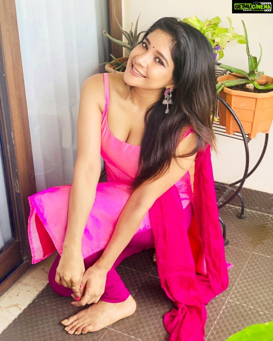 Sakshi Agarwal Instagram - Somedays you just have to create your own Sunshine💞 . #quarantine #stayhome #pink #traditional #ethnic #kollywood #mollywood #sakshiagarwal #love #instadaily #instagood #instamood #instapic Chennai, India
