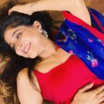 Sakshi Agarwal Instagram - Life is somedays a bed of thorns, A puddle of mud, A pothole on a highway And it might deny you happiness But life is going to respond to your attitude And Happiness is always a Choice😘❤️🔥🥰 . #quarantine #lockdown #stayhome #stayhappy #kollywood #mollywood #biggboss #biggbosstamil #instadaily #morningvibes #sakshiagarwal #traditional #ethnic #instamood Chennai, India