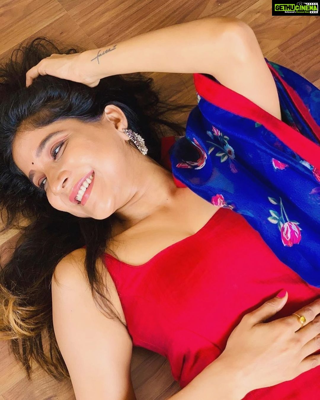 Sakshi Agarwal Instagram - Life is somedays a bed of thorns, A puddle of mud, A pothole on a highway And it might deny you happiness But life is going to respond to your attitude And Happiness is always a Choice😘❤️🔥🥰 . #quarantine #lockdown #stayhome #stayhappy #kollywood #mollywood #biggboss #biggbosstamil #instadaily #morningvibes #sakshiagarwal #traditional #ethnic #instamood Chennai, India