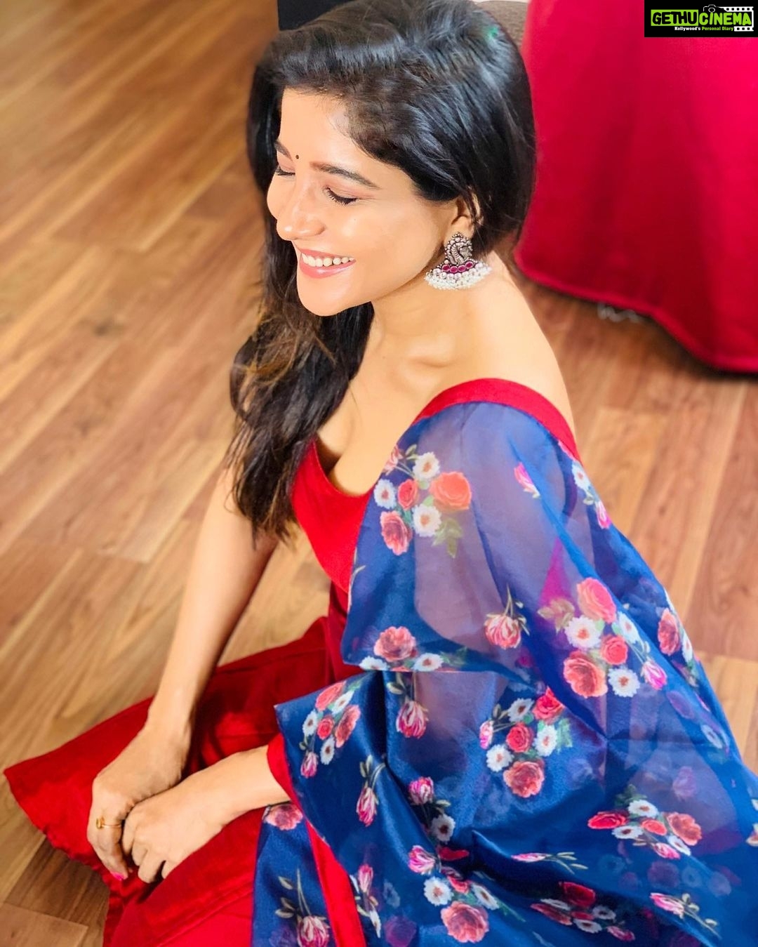 Sakshi Agarwal Instagram - Our days are happier if we give people a bit of our heart Than A piece of our mind❤️🥰 . #quarantine #lockdown #stayhome #stayhappy #kollywood #mollywood #biggboss #biggbosstamil #instadaily #morningvibes #sakshiagarwal #traditional #ethnic #instamood Chennai, India