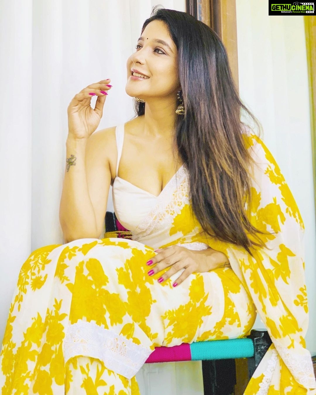 Sakshi Agarwal Instagram - Soul full of sunshine🌼 . Outfit by : @pretty.bride Tamil Nadu