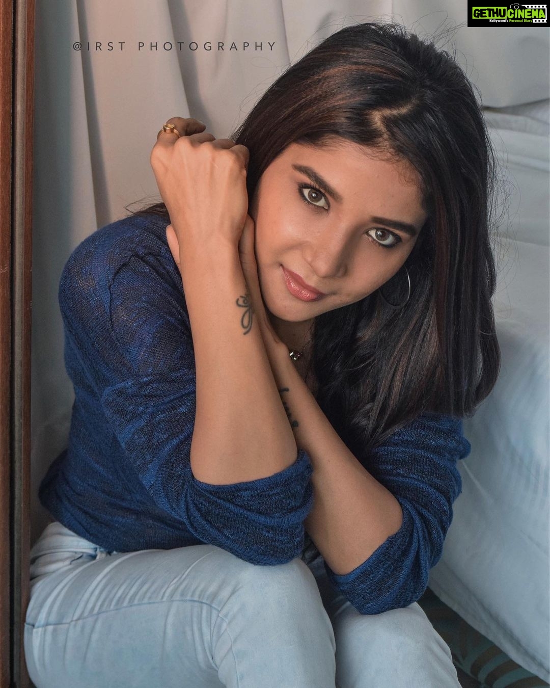 Sakshi Agarwal Instagram - Show up in every moment like you are fully meant to be theređź’• . Photography :- @irst_photography @tisisnaveen . #candidphotography #homeclick #sakshiagarwal #realme #biggboss #lazysunday #moodoftheday #chilling Chennai, India