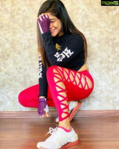 Sakshi Agarwal Instagram - Junk food you have craved for an hour or the body you’ve craved for a lifetime🔥 . What I am eating is Chia seeds, Since so many of you have been asking me about my diet, I am very happy to share❤️ . Chia seed supplement reduces appetite and increases feelings of satiety . Study suggests that chia seeds can support weight loss goals by providing a sense of fullness.. . And guess what it tastes yumm! . Soak it overnight in slim milk and honey and cinnamon and have it in the morning, post workout❤️🤗 . #sakshiagarwal #chiaseeds #workout #motivation #fitness #happy #healthyfood Chennai, India