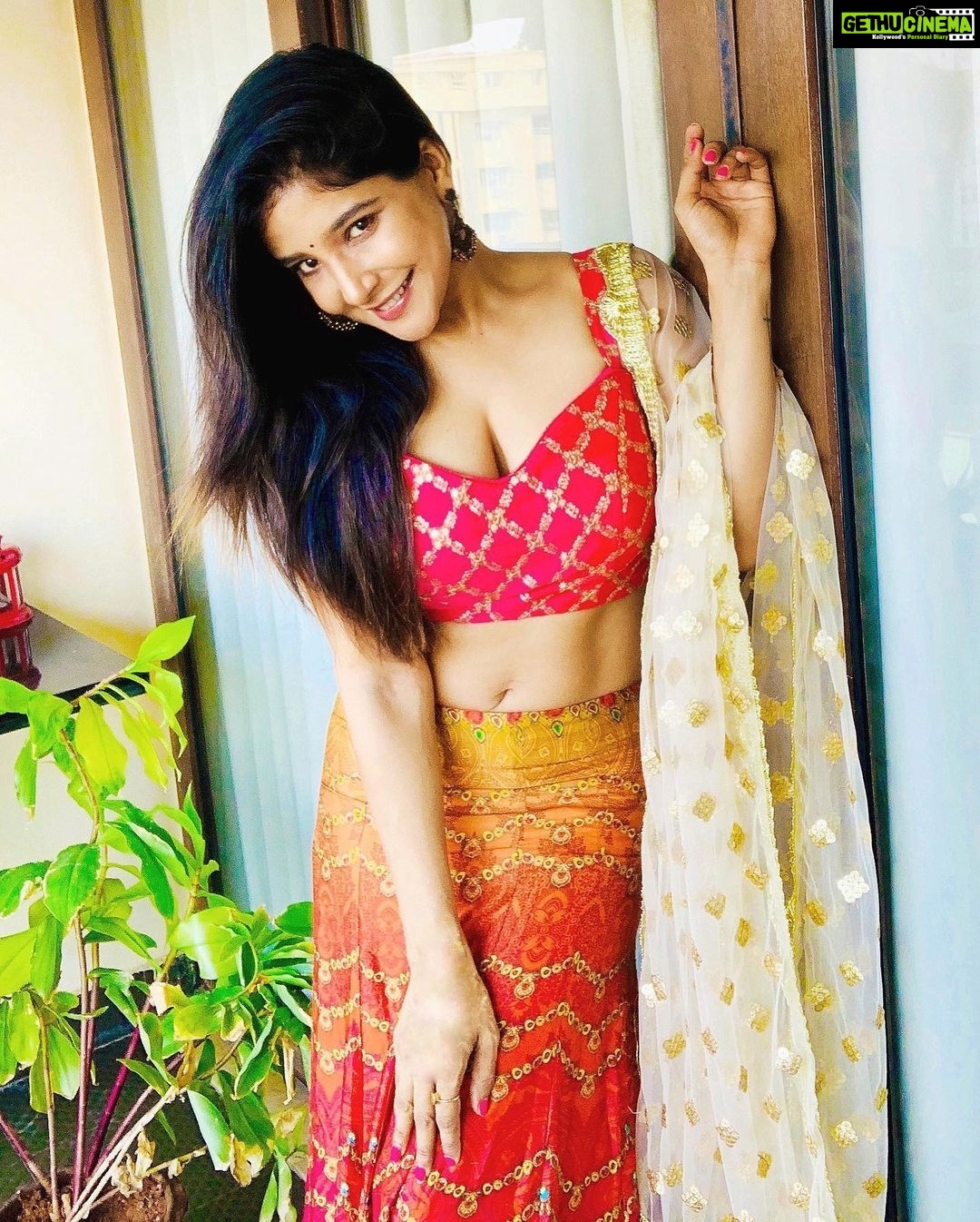 Sakshi Agarwal Instagram - A million dreams are keeping me AWAKE🔥😍🥰 . #quarantine #lockdown #stayhome #stayhappy #kollywood #mollywood #biggboss #biggbosstamil #instadaily #morningvibes #sakshiagarwal #traditional #ethnic #instamood Chennai, India