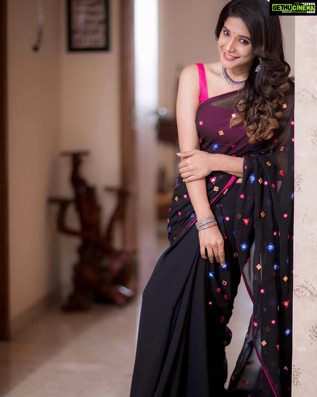 Sakshi Agarwal Instagram - Be that girl who wakes up with Purpose and Intent Be that girl who shows up and Never gives Up Be that girl who believes Anything is possible And Is willing to work any extent for it🥰🥰 . @galattadotcom @artistrybyshanu @mani_hairstylist @camerasenthil @vm.cinemas @mabia_mb @bymi_boutique . #sareelove #traditional #ethnic #galatta Chennai, India