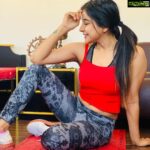 Sakshi Agarwal Instagram - Fall in love with the process Of becoming the best version of yourself🥰🥰🔥🔥 . #quarantine #stayfit #stayhealthy #fitness #workout #motivation #magic #hardworkpaysoffs #proud #body #homeworkout #sakshiagarwal Chennai, India