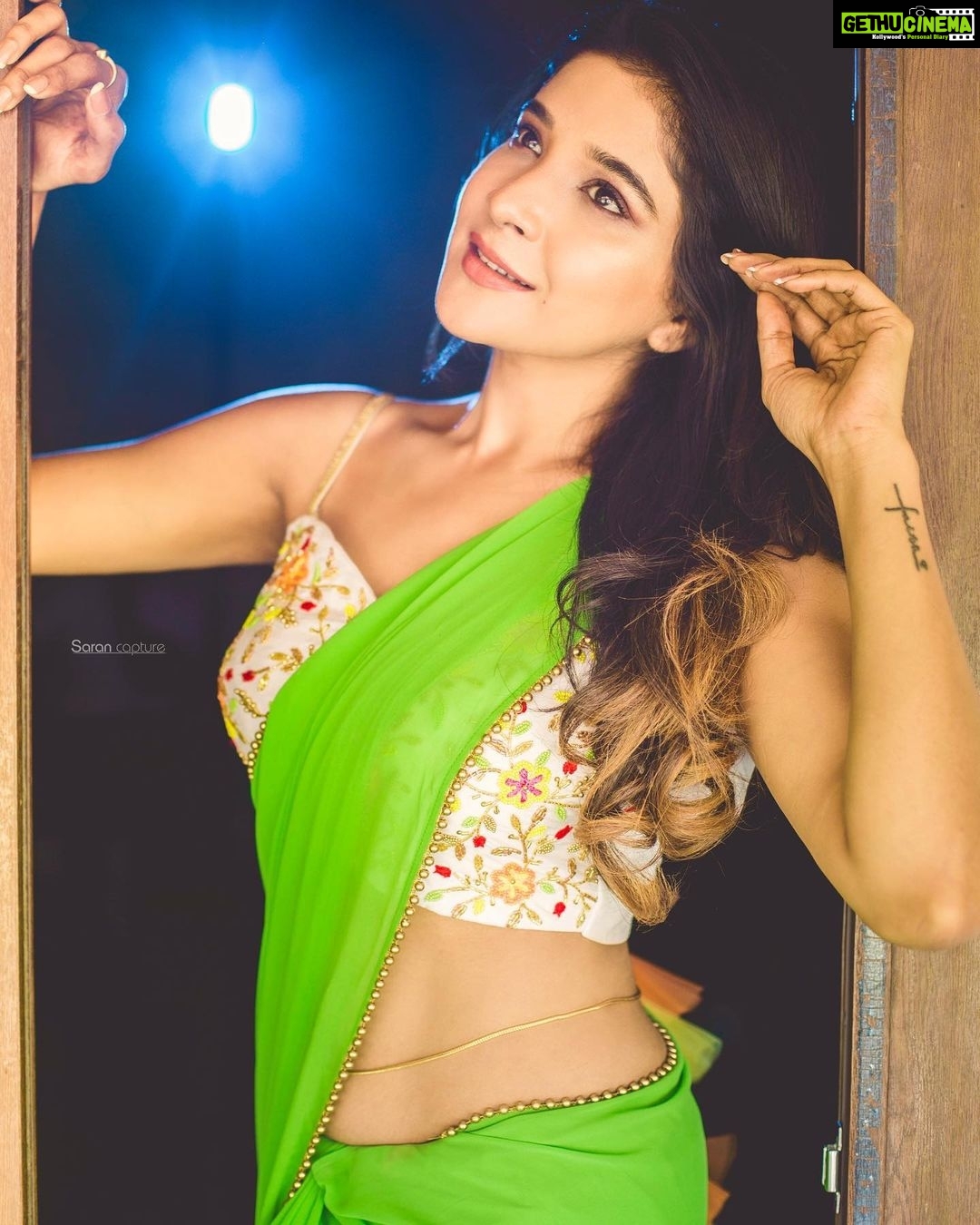Sakshi Agarwal Instagram - The Beauty Of Light is That It owes its Existence to the Dark, Always❤️🔥 . Thanks for the Love for these Pictures🔥 Last one from this Series🥰 . Photography : @sarancapture Wardrobe: @suhanyalingamofficial Makeup: @makeupbywanshazia . #saree #ethnic #indian #loveforsaree #sakshiagarwal #bold #elegant #stayhome #staysafe