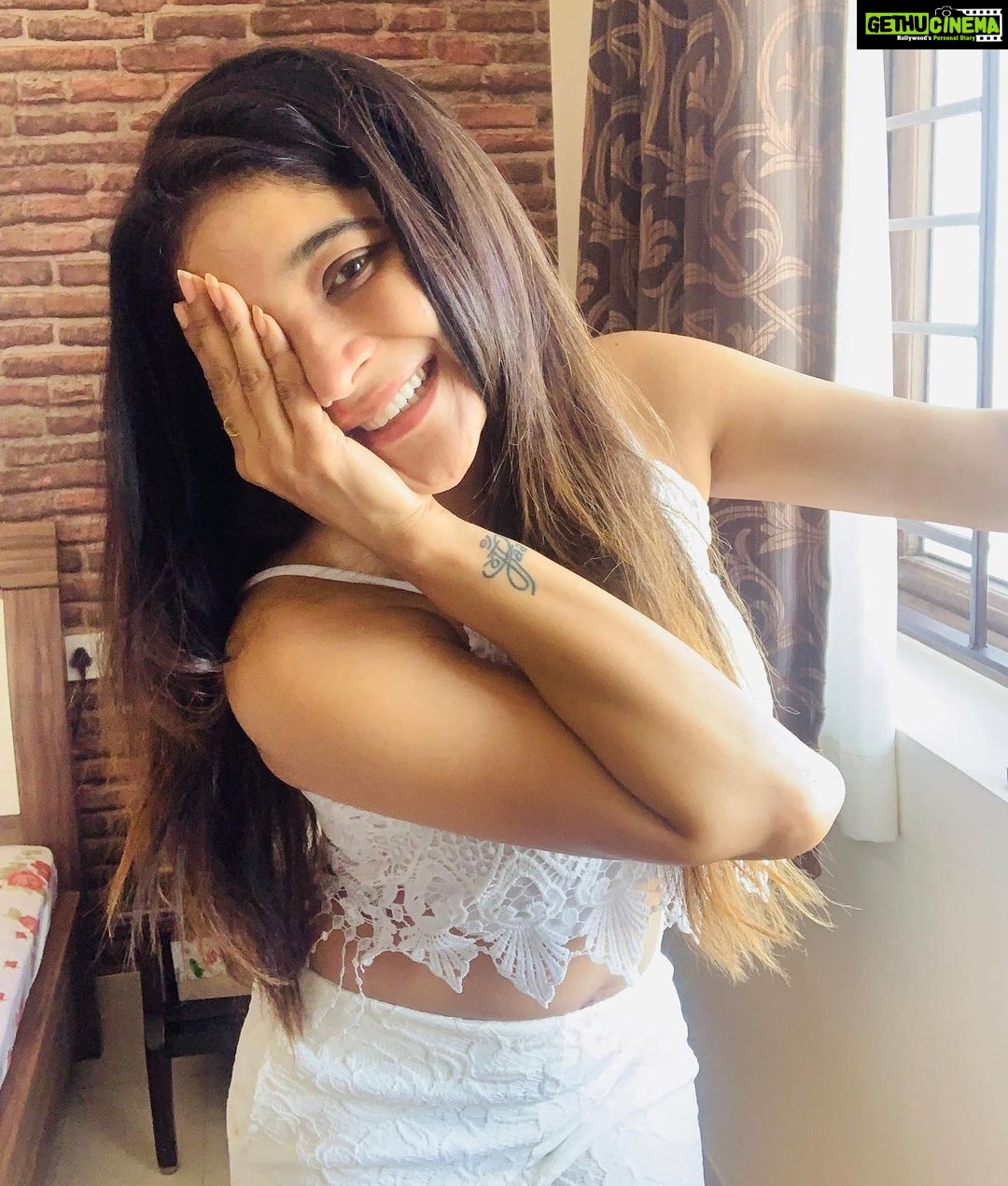 Sakshi Agarwal Instagram - When I end up playing “hide and seek “ with “Funshine”😝💖🥰 . #quarantine made me do it❤️ #stayhome #stayhealthy #games #quarantinelife #keepgoing #smiling #magic #happy #stufftoys #funshine #instapic #instadaily #instagood #beingpositive
