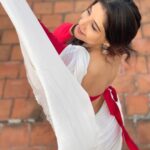 Sakshi Agarwal Instagram - Feeling pretty in my way❤️ . #sareelove #whitesaree #sareefashion #sareeindia #candidphotography #mobilephotography Chennai, India