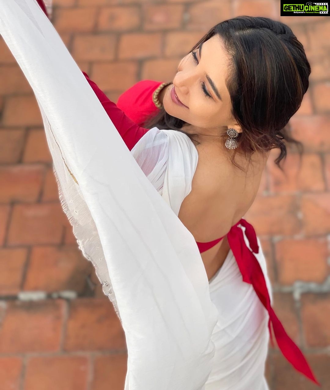 Sakshi Agarwal Instagram - Feeling pretty in my way❤️ . #sareelove #whitesaree #sareefashion #sareeindia #candidphotography #mobilephotography Chennai, India
