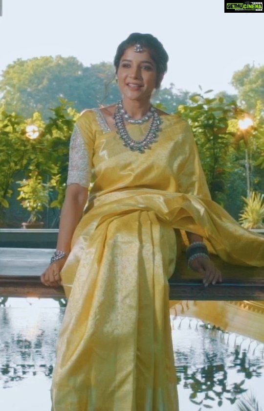 Sakshi Agarwal Instagram - It’s a special day for every girl... She immerses in her favourite moments draped in the finest of silks... She's a vision of beauty and grace... She embraces her new life elegantly... Every girls dream - Her Wedding Day! இனிய தமிழ் புத்தாண்டு வாழ்த்துக்கள் ! Kanjivaram Silk Sarees , Concept & Styling : @pattushastra Artist : Sakshi Agarwal @iamsakshiagarwal (Actress) Song Cover : Anand Aravindakshan @anand.aravindakshan.official (Playback Singer) Make-Up Artist : @beautybeginsbyleimi Designer Blouses : @ishithaa_design_house Accessories : @rimliboutique Photography & Videography : @redboxphotography Location : The Miththam House, Chennai #pattushastrapurehandloomkanjivaramsarees #pattushastra #kancheepuram #silksarees #designerblouse #sareelovers #engagement #bridesofinstagram #bridesessentials #designersarees #sixyards #southindianbride #tiethethali #malaysia #bridalwear #malaysianindian #aariworkblouse #fashionista #traditionalbride #bridesmaid #keepcalmandsareeon #sareeblouse #koorai #tamilbride #fashionblogger #southindianwedding #puresilksaree #indianwedding #pattushastradesignerblouses #quarantine