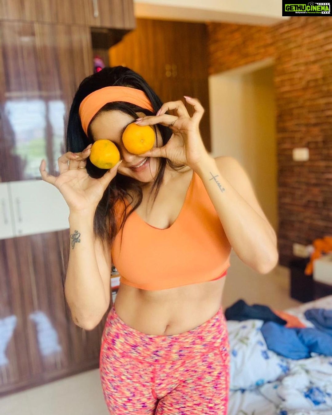 Sakshi Agarwal Instagram - Did you get your Vitamin-C today? . Orange -my happiest colour, fruit and mood! . Boost your immune system this Quarantine! #fitness #quarantine #dontgiveup #savage #workoutgoals #boost #immunesystem #vitaminc #orange #immunityboost #healthy