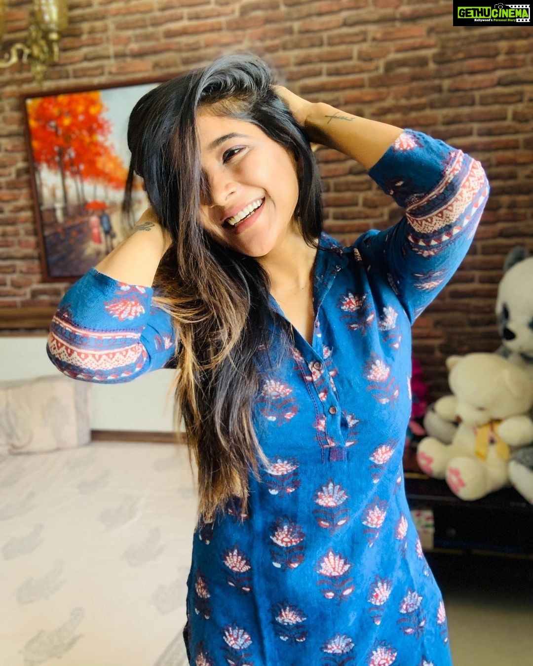 Sakshi Agarwal Instagram - Its not about how much you do, But how much you put into what you do that counts❤️❤️ . . . Right now lets just be home and chill🔥🔥 #quarantine #sakshiagarwal #chill