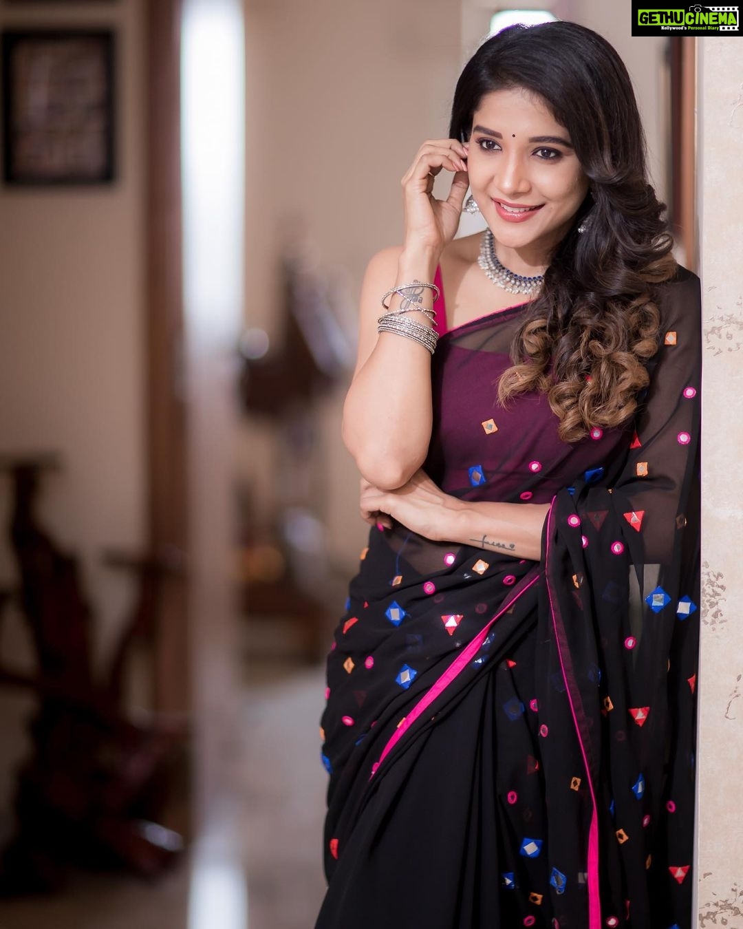 Sakshi Agarwal Instagram - Just stop doubting yourself, Work hard And Make it happen❤️🔥 . Hard work never fails . @galattadotcom @artistrybyshanu @mani_hairstylist @camerasenthil @vm.cinemas @mabia_mb @bymi_boutique . #sareelove #traditional #ethnic #galatta Chennai, India