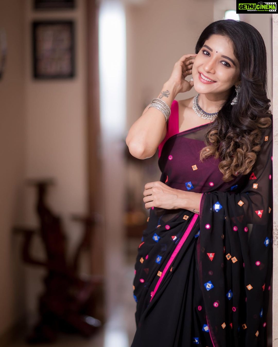 Sakshi Agarwal Instagram - Just stop doubting yourself, Work hard And Make it happen❤️🔥 . Hard work never fails . @galattadotcom @artistrybyshanu @mani_hairstylist @camerasenthil @vm.cinemas @mabia_mb @bymi_boutique . #sareelove #traditional #ethnic #galatta Chennai, India
