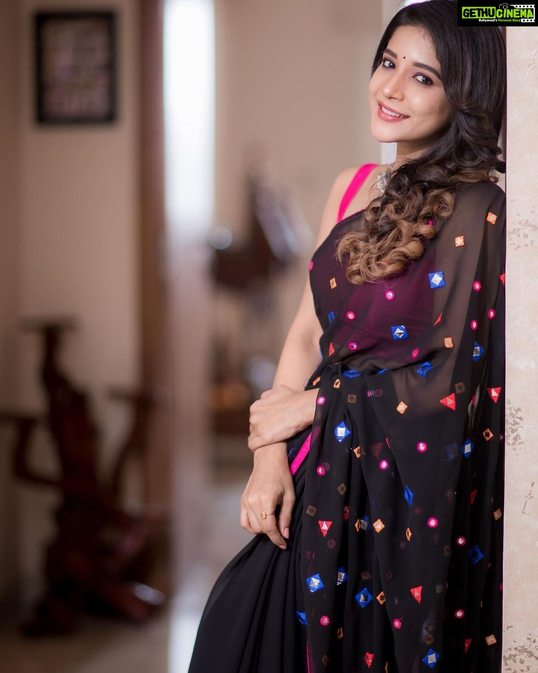 Sakshi Agarwal Instagram - Just stop doubting yourself, Work hard And Make it happen❤️🔥 . Hard work never fails . @galattadotcom @artistrybyshanu @mani_hairstylist @camerasenthil @vm.cinemas @mabia_mb @bymi_boutique . #sareelove #traditional #ethnic #galatta Chennai, India